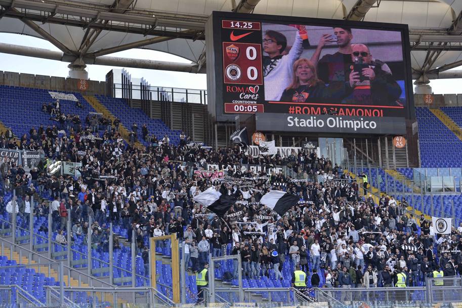 I tifosi dello Spezia sotto al megaschermo dell&#39;Olimpico di Roma. Lapresse